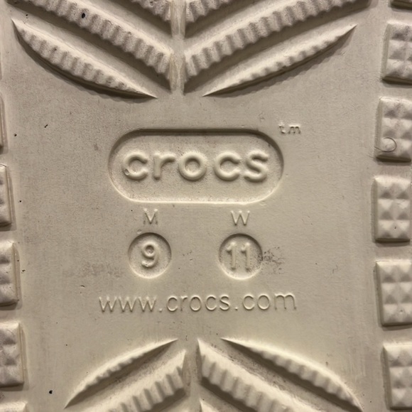 Crocs women’s yellow classic lined cozy sandal size 11. - Picture 7 of 7